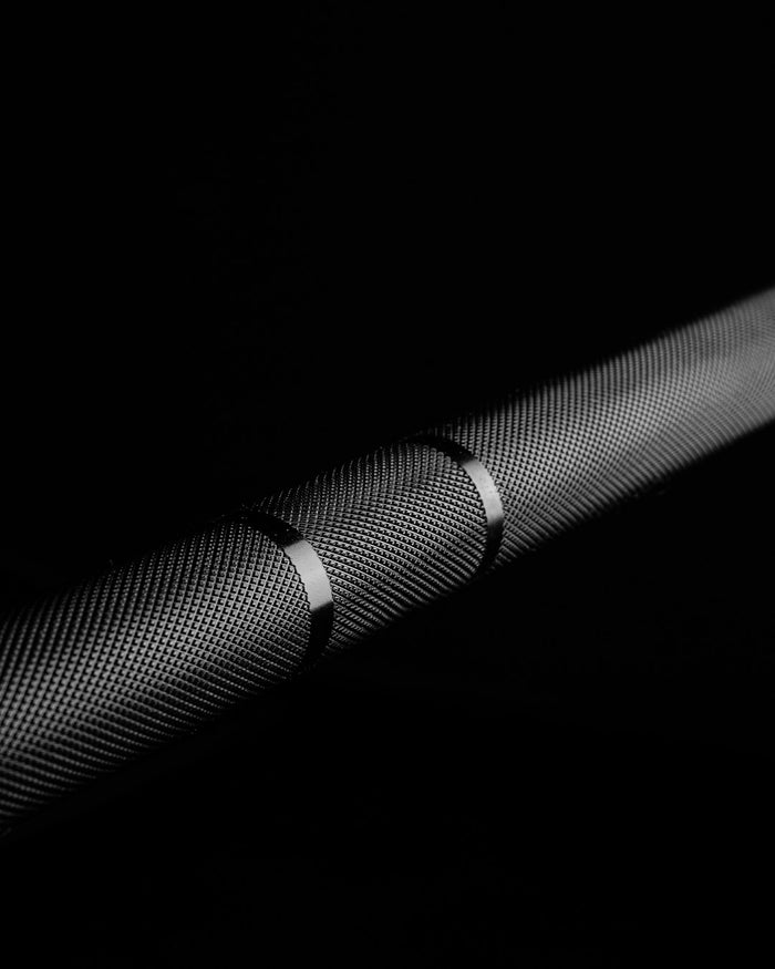 Configuración olímpica estándar (220 cm / 20 kg / Ø 28 mm / mangas Ø 50 mm) con moleteado medio de 1,2 mm