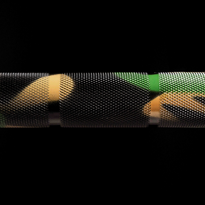 Moleteado medio de 1,2 mm con doble marca de referencia (powerlifting + halterofilia)